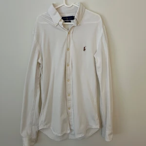 Vit skjorta -  Ralph Lauren - Vit Knit oxford skjorta från Ralph Lauren | nypris: 1999:- | skick: 8/10 | se bild 5 för litet svart märke | Storlek: S | Mitt pris: 349:- | Frågor? Skriv! 