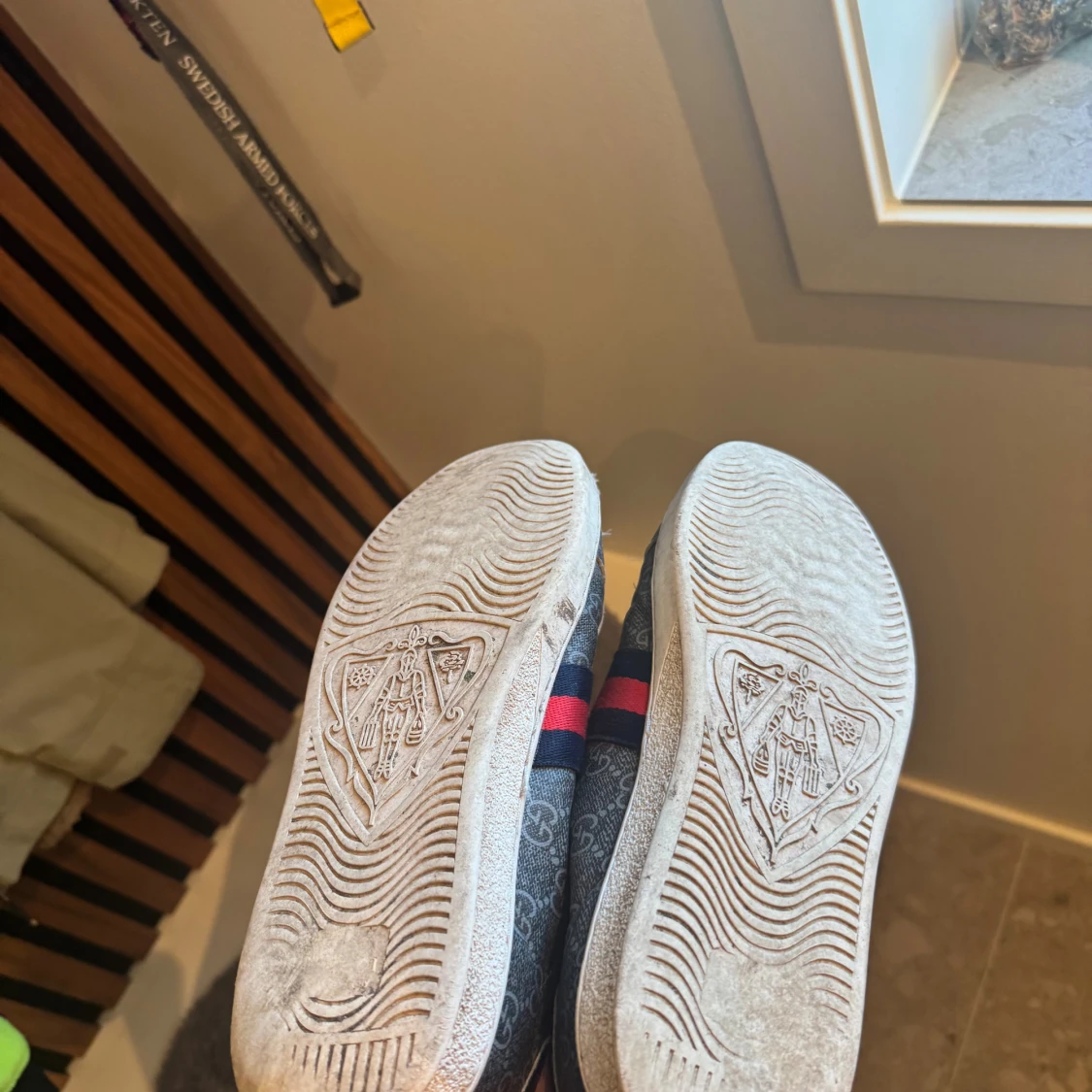 Gucci sneakers med monogram och röd/blå rand - 2