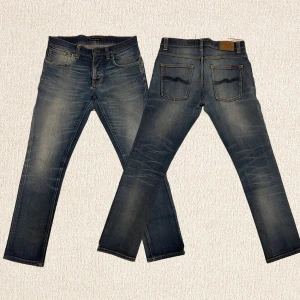 NUDIE JEANS GRIM TIM - Tjena! Säljer dessa feta Nudie Grim Tim✔️ W32 L32✔️ Repairs och Distressing på Låren✔️ Skriv vid minsta fråga eller fundering✔️