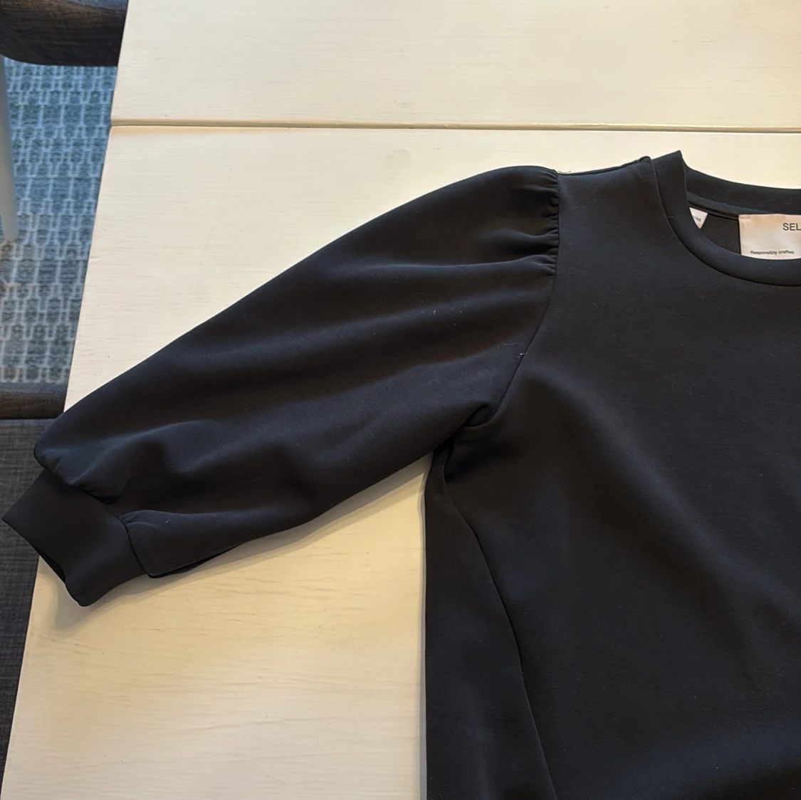 Svart sweatshirt från Selected Femme - 1