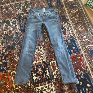 True religion jeans - Säljer super fina lågmudjadw true religion jeans som jag köpt begagnat! 🥰ej utsvängda nedtill! 