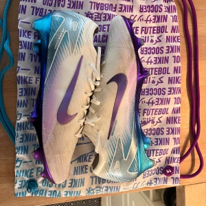 Nike Air Zoom fotbollsskor vit/lila - Nike elites fotbollskor. Är som helt nya, bara använda en till två gånger. Skorna är i extremt bra skick. Hör av er vid intresse.