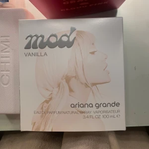 Parfym vanilla 100ml - Helt ny känd mod vanilla av Ariana grande i 100ml. Fick hem idag och testar lägga ut då jag köpte två och valde den andra 💕💕 doftar vanilj med en fräsch toutch 🙌🏽 Endast sprejat 1 sprut. Köpte för 600 ink frakt säljer för 450. ❄️❄️❄️