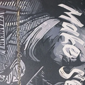 Flätad silverfärgad kedja armband - Säljer ett stilrent armband med flätad kedja i silverfärg. Kedjan har en snygg, tvinnad design och ett robust lås som gör det enkelt att ta på och av. Perfekt för dig som gillar minimalistiska accessoarer med lite extra edge.