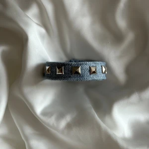 Blått jeansarmband med silvernitar - Vårt jättesnygga ljusblåa jeansarmband med silvernitar! Alla armband är böjbara och passar alla. Hög kvalitet och skickas snabbt!📦 Perfekt detalj! ⭐️💙  Skriv för frågor 🧸💌
