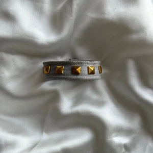 Grått armband med guldnitar - Vårt jättesnygga gråa jeansarmband med guldnitar! Alla armband är böjbara och passar alla. Hög kvalitet och skickas snabbt!📦 Perfekt detalj! ⭐️💙  Skriv för frågor 🧸💌