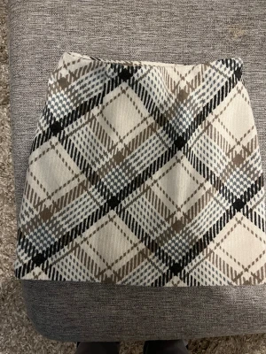 Kjol - Perfekt kjol nu till höst/vinter.Tjockt och härligt material. Riktigt fin kjol med bra kvalite. Rena klippet för plånboken:)