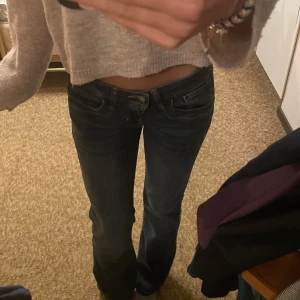 Lågmidjade bootcut jeans - Väldigt lågmidjade bootcut jeans. Storlek 27/30 ( tror de är XS-S ) passar iallfall mig som alltid bär just den storleken på byxor. Säljer för de kommer aldrig till användning och har bara använt dessa typ 2 gånger. Köpte för närmare 900kr.