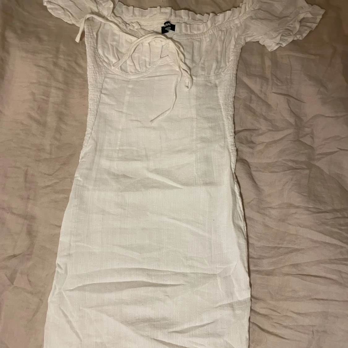 Vit kortklänning med snörning