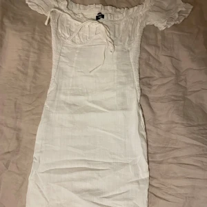 Vit kortklänning med snörning - Vit tajt klänning