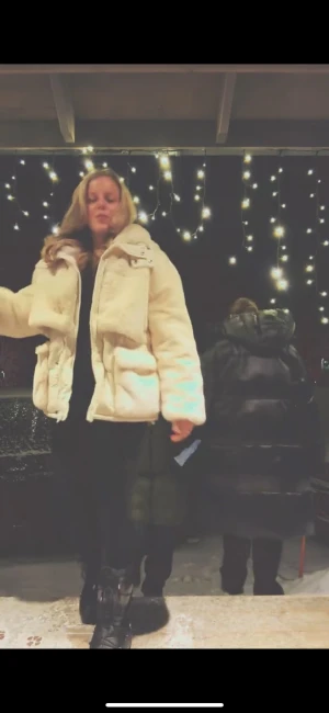 Creamvit päls jacka, Vegancode - Säljer en  pälsjacka med avtagbar huva och stora fickor framtill. Jackan har en loose - overzied passform och är perfekt för kallt väder. Den är från vegancode, köpt på thernlunds för ca 2 år sedan men har tyvärr endast används enstaka gånger. Ordinare pris - ca 3500kr