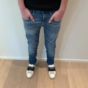 Replay Anbass Jeans - Replay Anbass jeans! W27 L32. Riktigt bra skick. Hör av er vid mista fråga eller fundering!