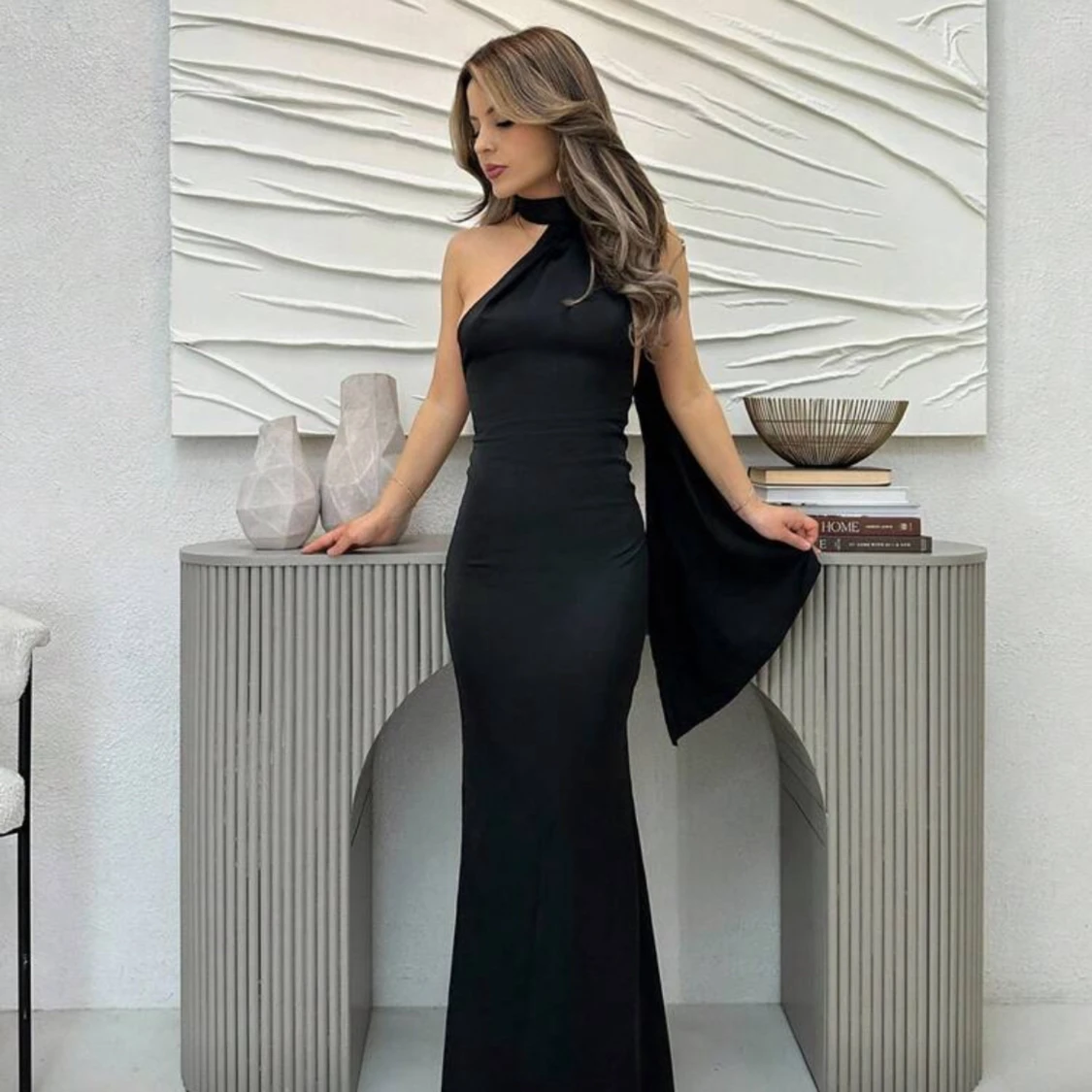 Svart oneshoulder långklänning