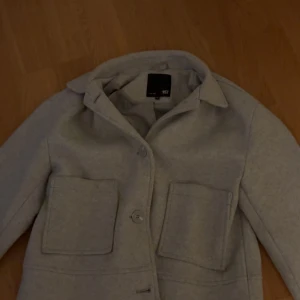 Grå fin kappa från lager 157 - Snygg grå kappa från lager 157, andvänt mins 3 gånger, helt nytt skick💓