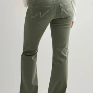 Gröna bootcut byxor från Nelly - Snygga olivgröna bootcut byxor från Nelly med dekorativa sömmar på bakfickorna. Byxorna har en klassisk femficksdesign och är tillverkade i mjuk bomull med lite stretch för skön passform. Perfekta för dig som gillar en trendig och avslappnad stil.