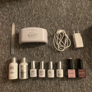 Depend Gel iQ UV LED kit & Nail Art penslar - Säljer mitt gel iq sett med, uv lampa, glasfil, nailart penslar, dubbla uppsättningar av base och top coat, pre cleanser och high shine cleanser och fyra färger. Sakerna är använda med i mycket bra skick och mer än hälften kvar i alla förpackningar och vissa fulla. Säljer då jag inte gör mina egna naglar längre.
