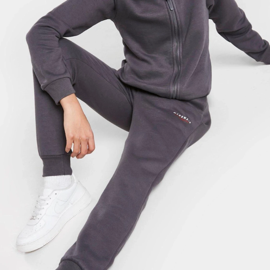 Mörkgrå mjukisbyxor & kofta  från McKenzie - 2