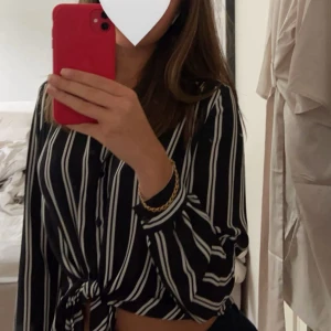 Mörkblå/vitrandig blus - Snygg mörkblå vitrandig blus från H&M som inte passar mig längre 💙Har en ”reva” i tyget, se bild 3