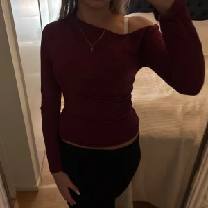 långärmad vinröd tröja  - vet tyvärr inte vart den är ifrån, använd en gång🩷