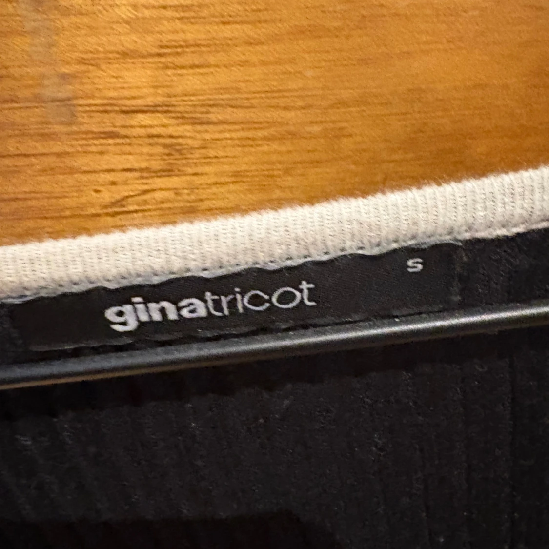 Svart långärmad topp från Gina Tricot - 1