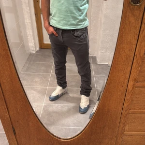 Replay jeans  - Ett par snygga byxor från Replay i storlek W31 L32 i modellen Anbbas 