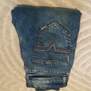 Archive Jeans - Jeansen har en riktigt snygg tvätt som påminner om Diesel Jeans med en 5 ficks design. Storlek är W28/L30 och de är slim fit. Riktigt nice för en archive look.