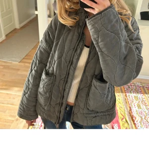 Grå/grön Zara jacka  - Grå/grön jacka från Zara har lite Defektet men inte något som syns har sytt ena fickan från insidan.                                                             Pris kan diskuteras så skicka prisförslag❤️.           