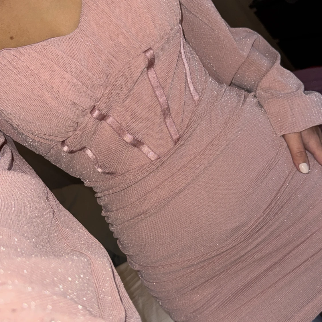 Glittrig klänning  - 1