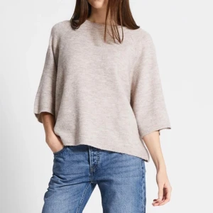 Stickad tröja  - Stickad tröja i storlek XS passar även S. Använd 1 gång och den är hel och fin, ifrån lager 157. Original pris 150 