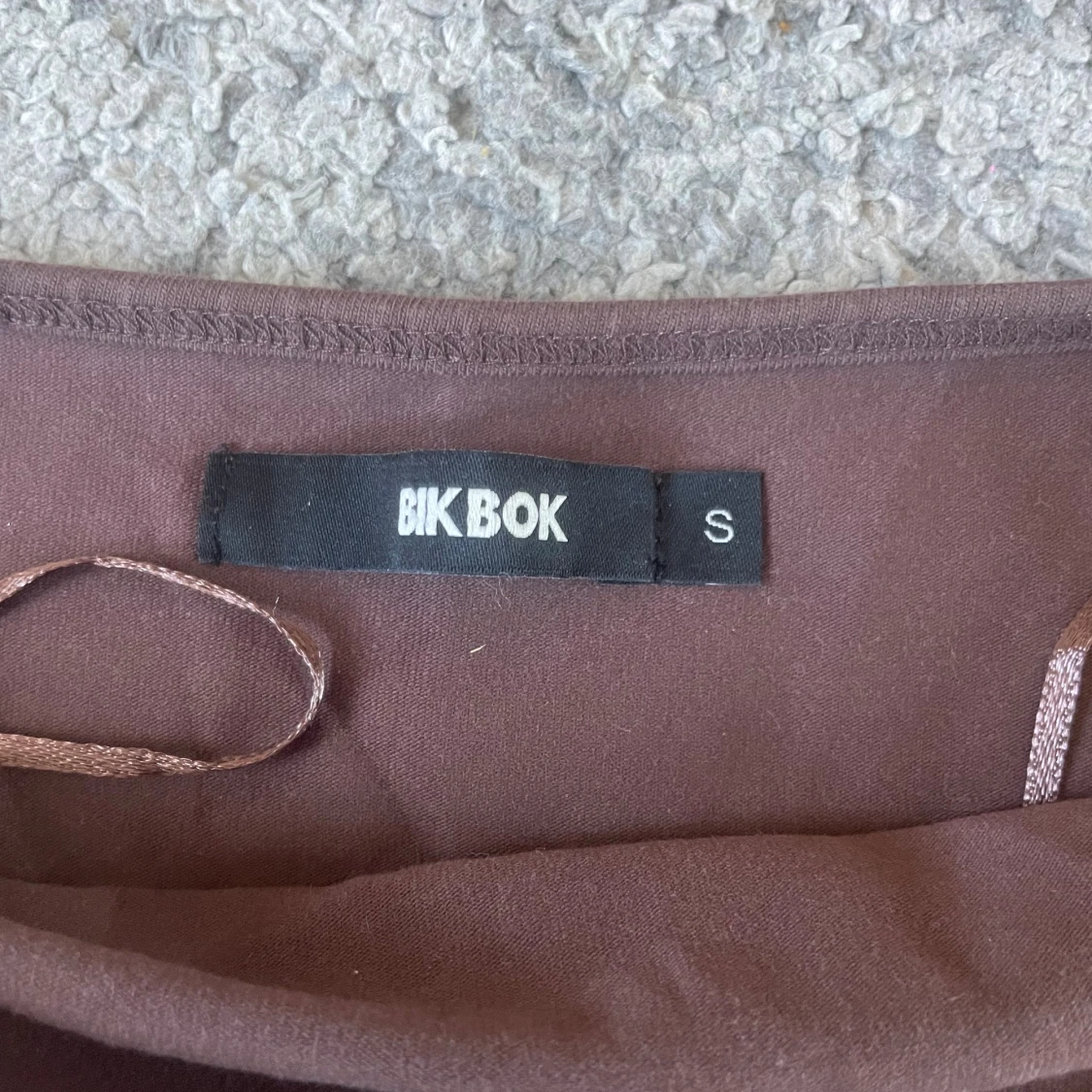 Brun halterneck linnetopp från Bik Bok - 2