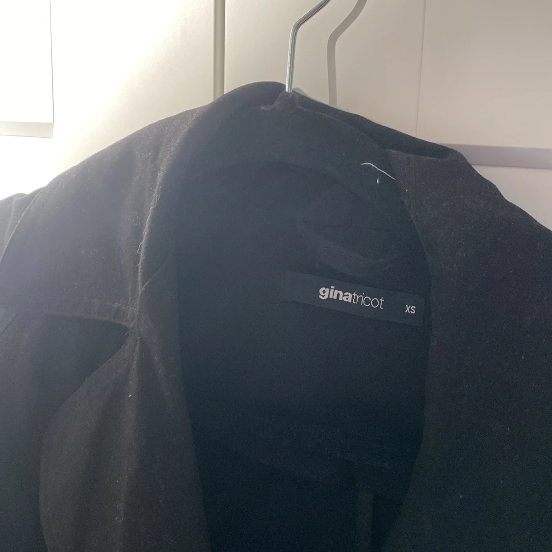 Svart croppad trenchcoat från Gina Tricot - 2