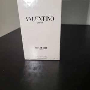 Valentino Uomo Born In Roma Ivory - Fräsch och modern Eau de Toilette från Valentino. Volym: 100 ml. Tillverkad i Frankrike. Ingredienser: alkohol, parfym, aqua/water, limonene, linalool, citral, citronellol m.fl. Perfekt för dig som vill sticka ut med stil. Denna är limited edition 