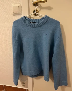 Blå stickad tröja från Gina Tricot - Använd 1-2 gånger Ljusblå Storlek S