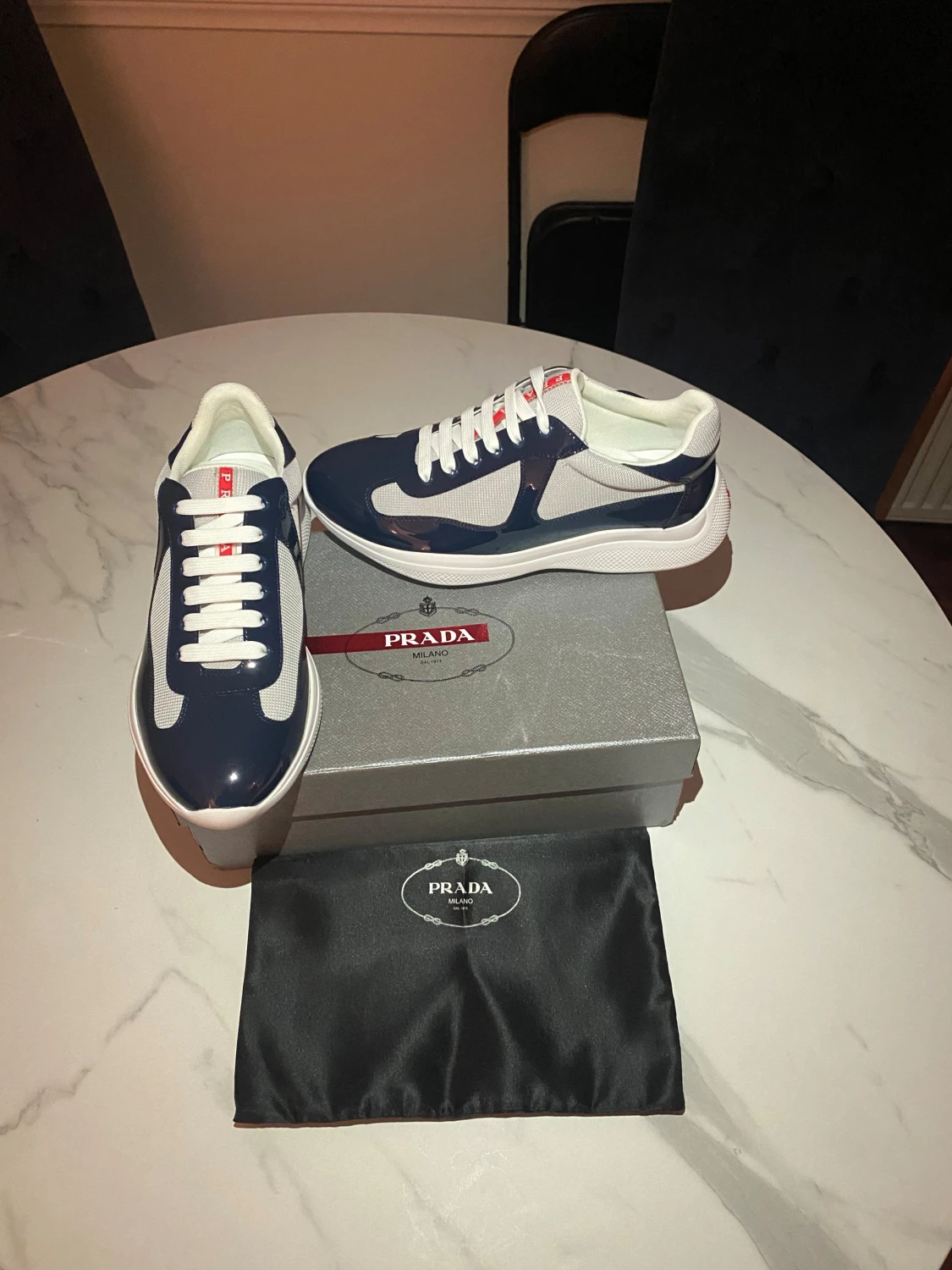 Prada sneakers i marinblå och vit - 1