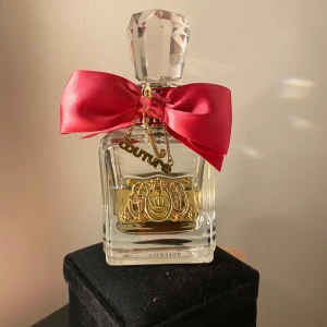 Juicy Couture Parfym - Säljer denna 100ml Juicy Couture parfymen, halva kvar. 