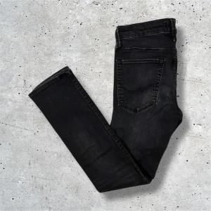 Jack&Jones jeans Slim/Glenn - Säljer dessa svarta Jack&Jones jeans i den populära modellen Slim/Glenn. Jeansen är i väldigt bra skick utan defekter. Hör av er vid frågor, pris är något diskuterbart!