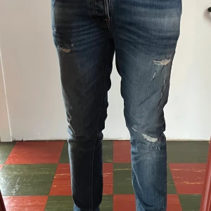 Nudie jeans Grim Tim - Hej! Säljer nu dessa galet feta Nudie jeansen i storlek W34/L32. Jeansen är i modellen Grim Tim (slim fit). Jeansen har en riktigt skön blanding med både slitningar och fades, hör av dig vid frågor! //Eskil