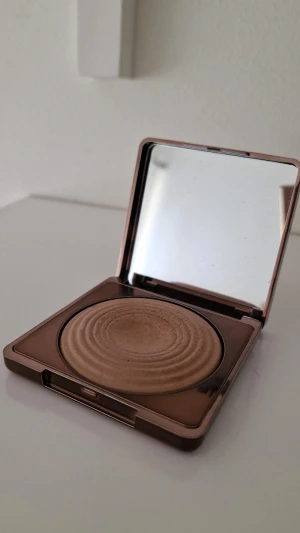 Caia Glow Bronzer La Digue - Caia Glow Bronzer i färgen La Digue. Använd några gånger.