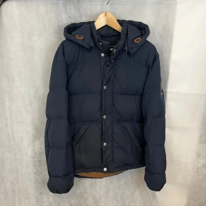 Morris vinterjscka - Riktigt schysst Morris vinterjacka i storlek M. Modellen är 185. Fint skick, lite smuts men inget som inte går bort. Pris kan diskuteras!