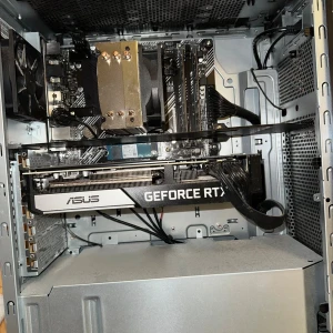 3070 Ryzen 7 5800x - CPU: AMD Ryzen 7 5800X (8 kärnor / 16 trådar)  • GPU: NVIDIA GeForce RTX 3070 8 GB  • RAM: 16 GB DDR4 (kan uppgraderas till 32 GB)  • Lagring: 512GB NVMe SSD  • Operativsystem: Windows 11 Home  • Kylning: Original ASUS ROG – tyst och effektiv  • Chassi: ASUS ROG Strix med RGB