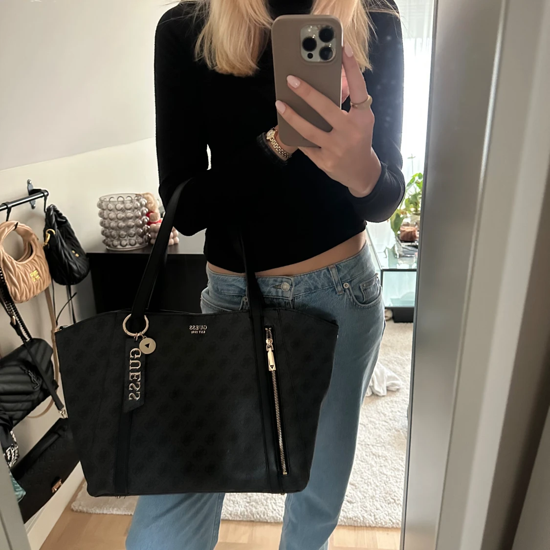 Svart väska från Guess - 1