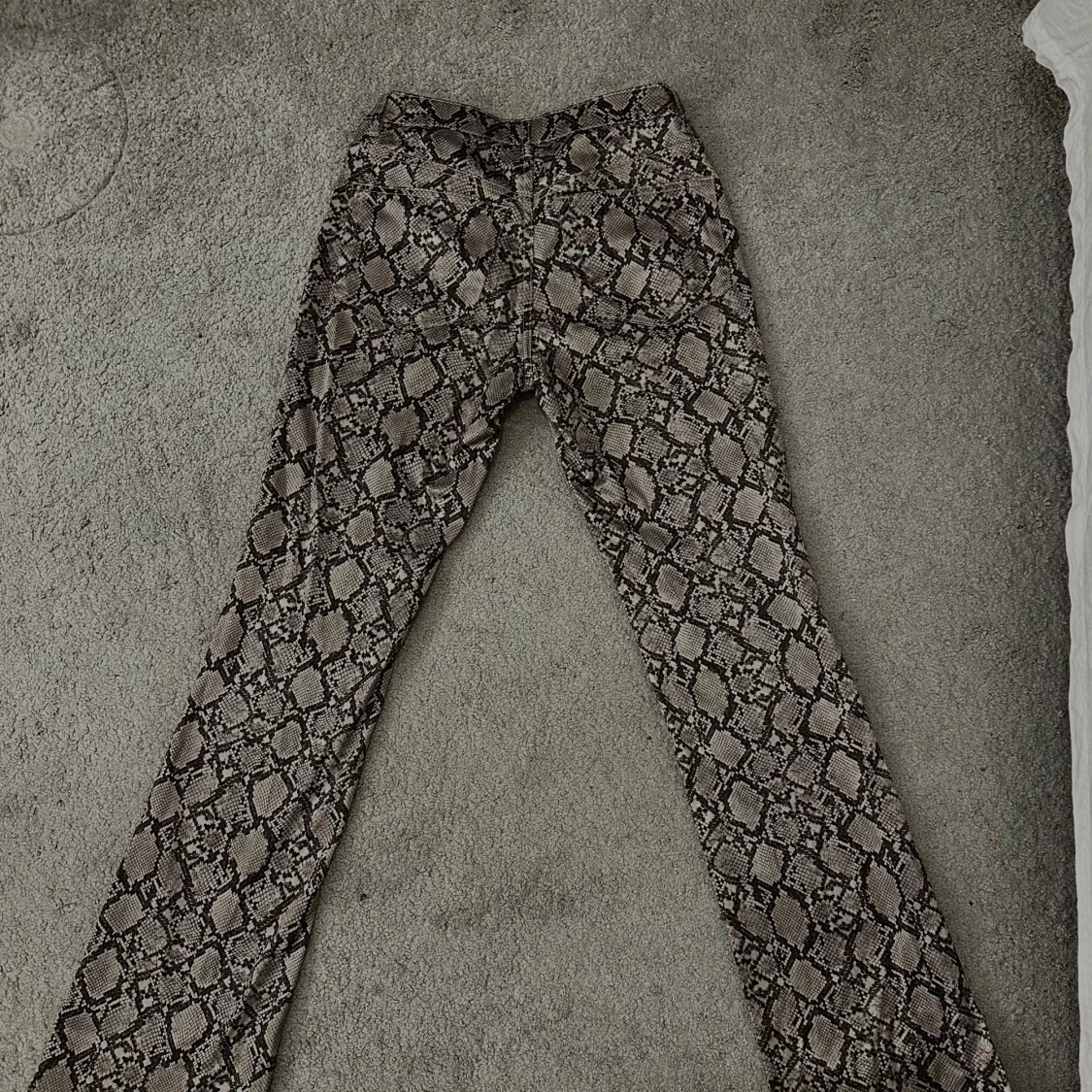 Grå ormmönstrade bootcut byxor - 2