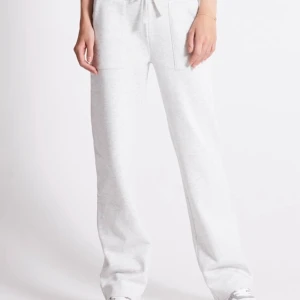 Mjukisbyxor från laget 157 - Grå/vita mjukisbyxor från lager 157 i storlek S. Använda ett par gånger men syns endast på hälarna (bild finns) vilket man inte tänker på.