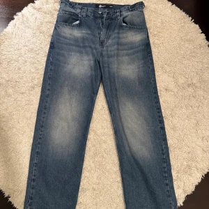 Vicinity Jeans - Snygga blå jeans från Vicinity i storlek S (30L). Klassisk passform (baggy på mig, 175cm) med lätt tvättad look framtill och baktill. Bekväma, stilrena och passar till allt från vardag till fest. Mycket fint skick, endast sparsamt använda.