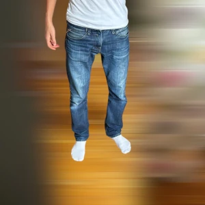 Replay jeans blå tapered 30/32 - Feta replay med fina detaljer. Skicket är mycket bra. Svarar gärna på frågor😃 