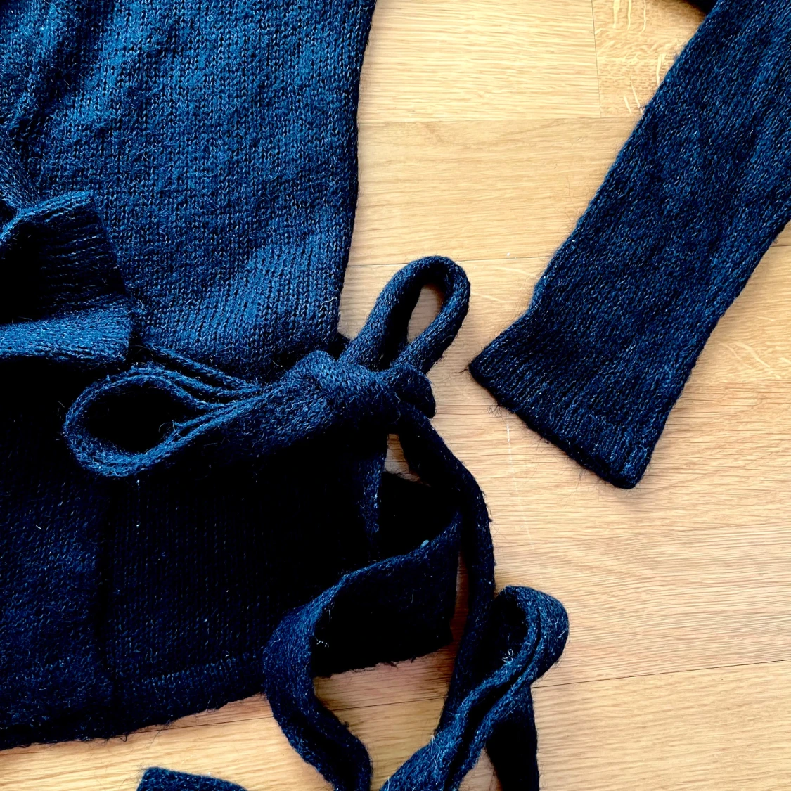 Svart omlottkofta från Gina Tricot - 1