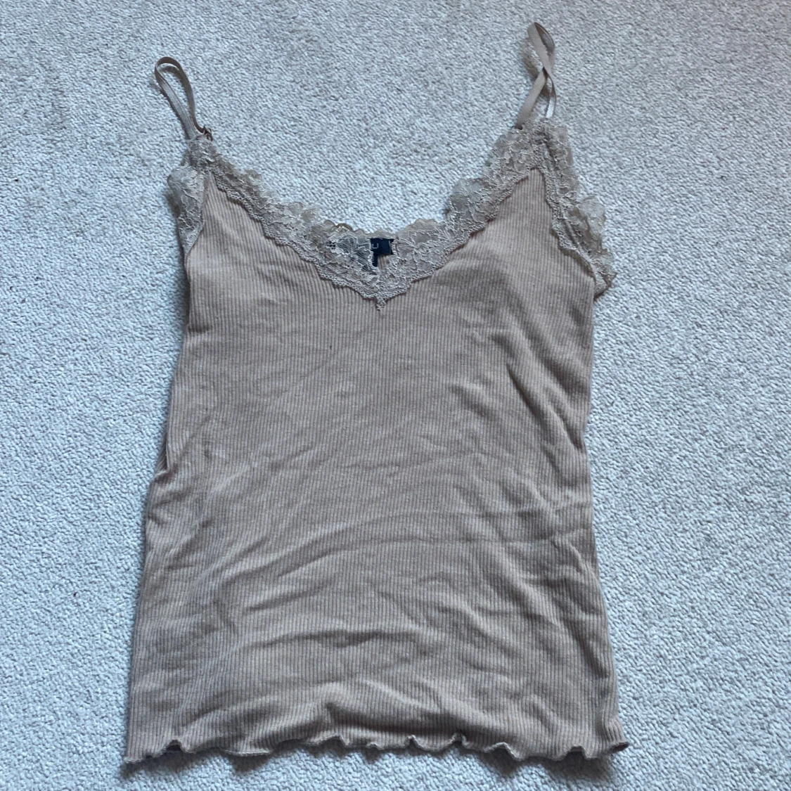 Beige ribbad linnetopp med spets