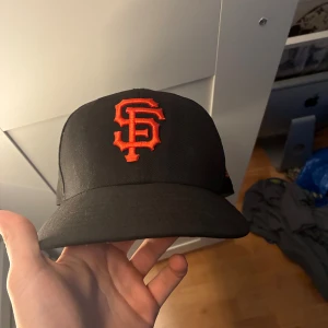 New era keps - As fet fitted new era keps strl 7 1/4, saknar knoppen uppe på annars fläckfri, hör av dig vid funderingar!🤩