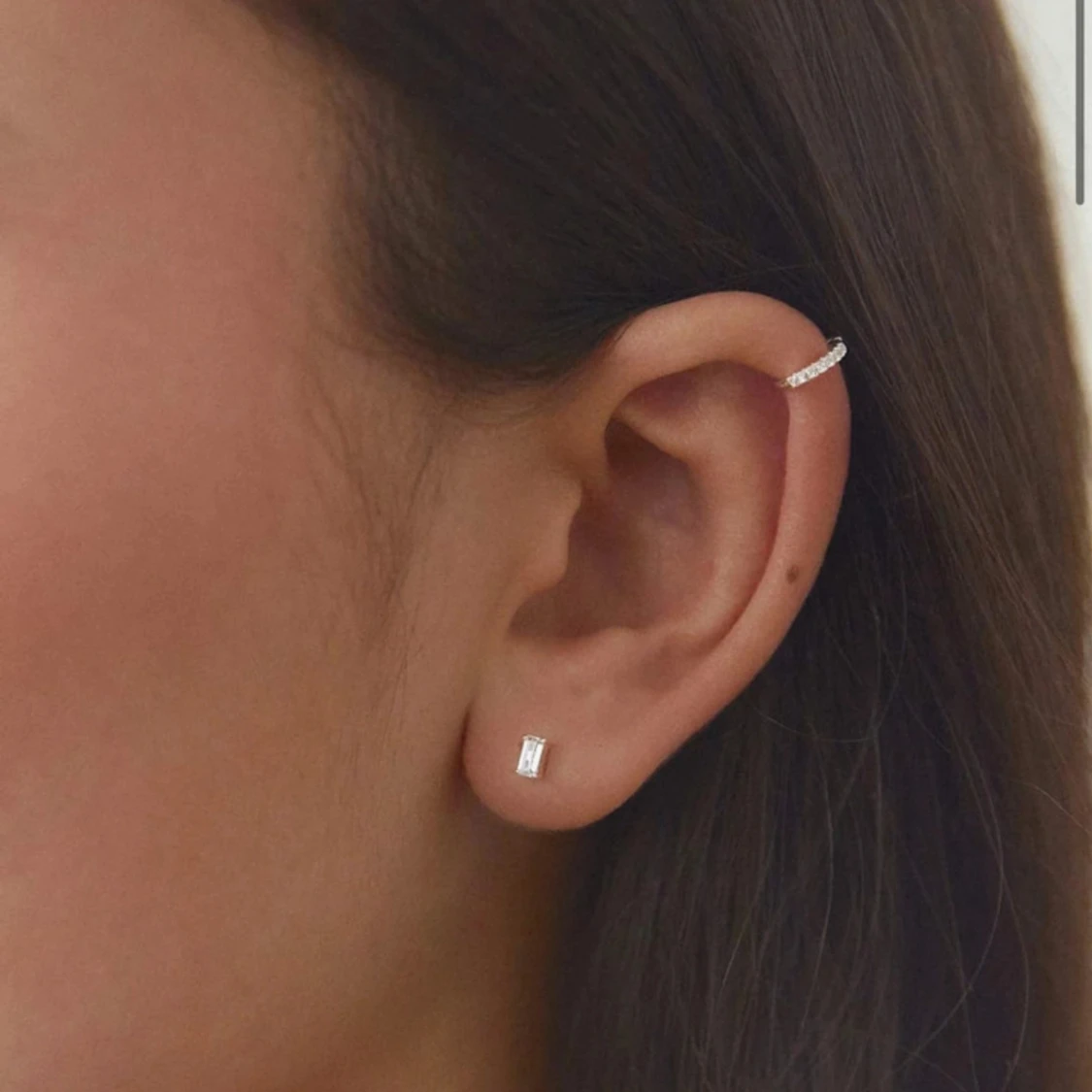 Silverörhänge med rektangulär sten