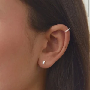 Silverörhänge med rektangulär sten - Ani örhänge diamant med 925 sterling silver. Enbart testad, inte anänd men kanske ända behövs rengöring. En styck perfekt för helix piercing. Sa bra kvalite! Nypris 400kr